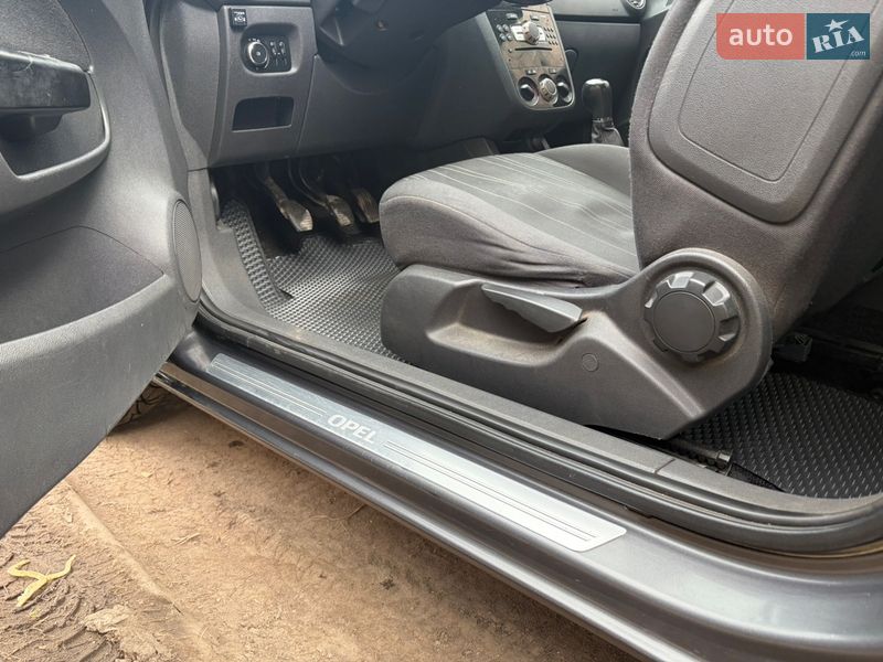 Хетчбек Opel Corsa 2010 в Старокостянтинові