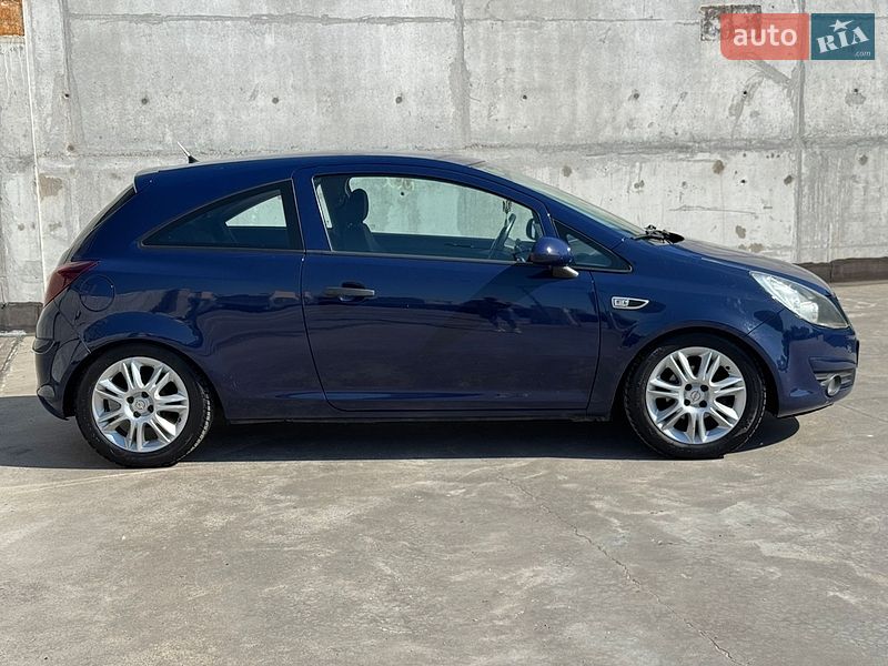 Хэтчбек Opel Corsa 2009 в Киеве