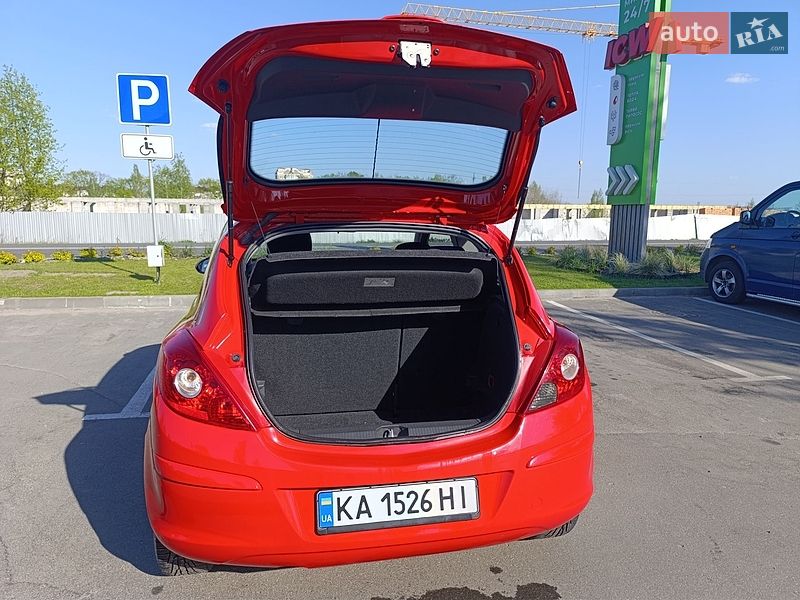 Хэтчбек Opel Corsa 2011 в Киеве