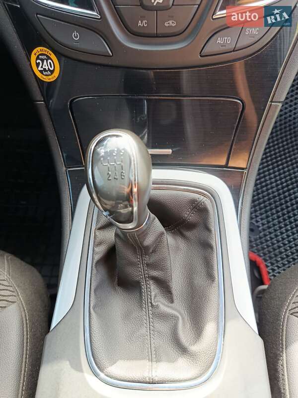 Универсал Opel Insignia Country Tourer 2015 в Голобах