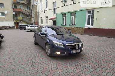 Хэтчбек Opel Insignia 2012 в Золочеве