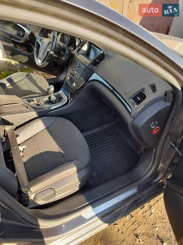 Универсал Opel Insignia 2011 в Коростене