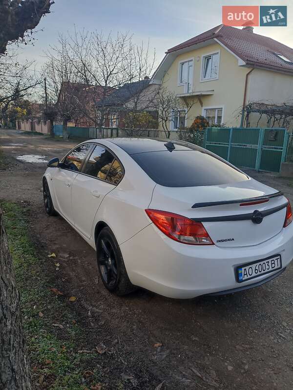 Седан Opel Insignia 2011 в Ужгороде