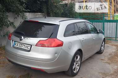 Универсал Opel Insignia 2010 в Вишневом