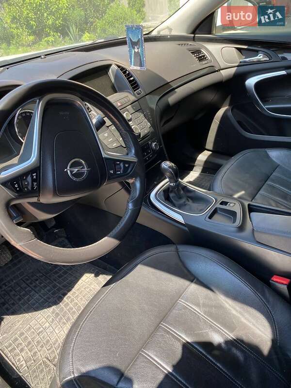 Седан Opel Insignia 2012 в Буче