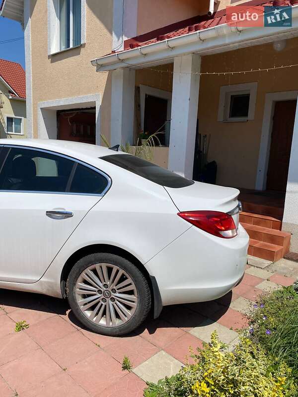 Седан Opel Insignia 2012 в Буче