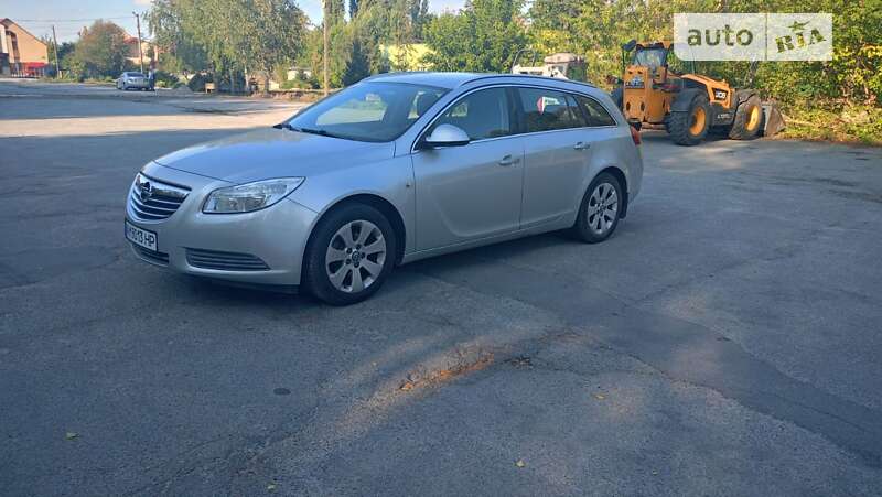 Універсал Opel Insignia 2010 в  фото Універсал Opel Insignia 2010 в