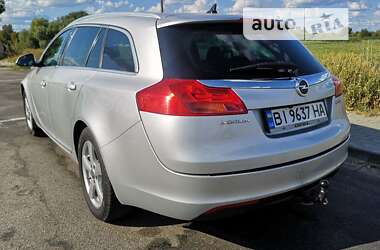 Универсал Opel Insignia 2011 в Хороле