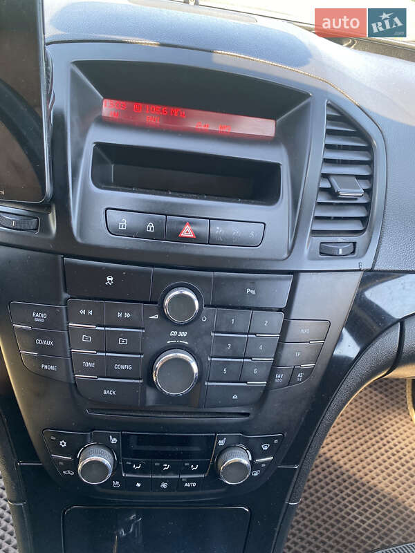 Седан Opel Insignia 2010 в Миргороді