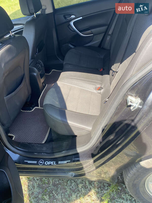 Седан Opel Insignia 2010 в Миргороді