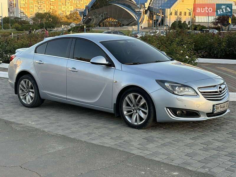 Седан Opel Insignia 2013 в Южному