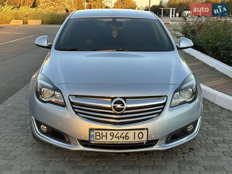 Седан Opel Insignia 2013 в Южному