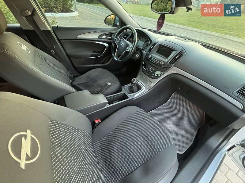 Седан Opel Insignia 2013 в Южному