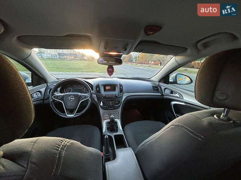 Седан Opel Insignia 2013 в Южному