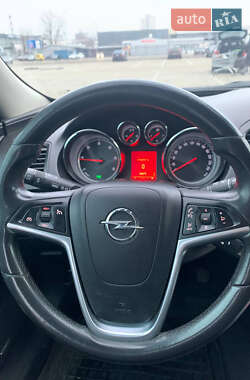 Универсал Opel Insignia 2010 в 