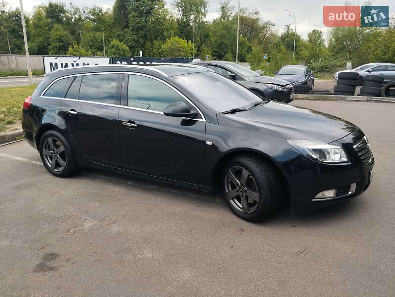 Универсал Opel Insignia 2010 в 