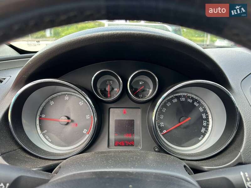 Седан Opel Insignia 2012 в Львове