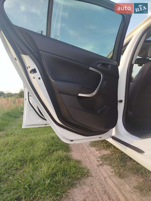 Седан Opel Insignia 2010 в Городке