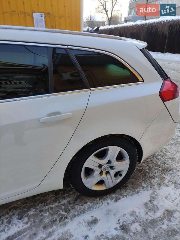 Универсал Opel Insignia 2012 в Вишневом