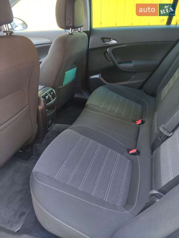 Универсал Opel Insignia 2012 в Вишневом