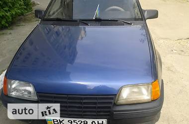 Хэтчбек Opel Kadett 1987 в 