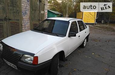 Седан Opel Kadett 1987 в Мариуполе