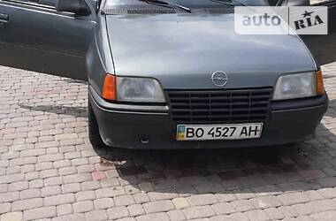 Седан Opel Kadett 1988 в Кременце