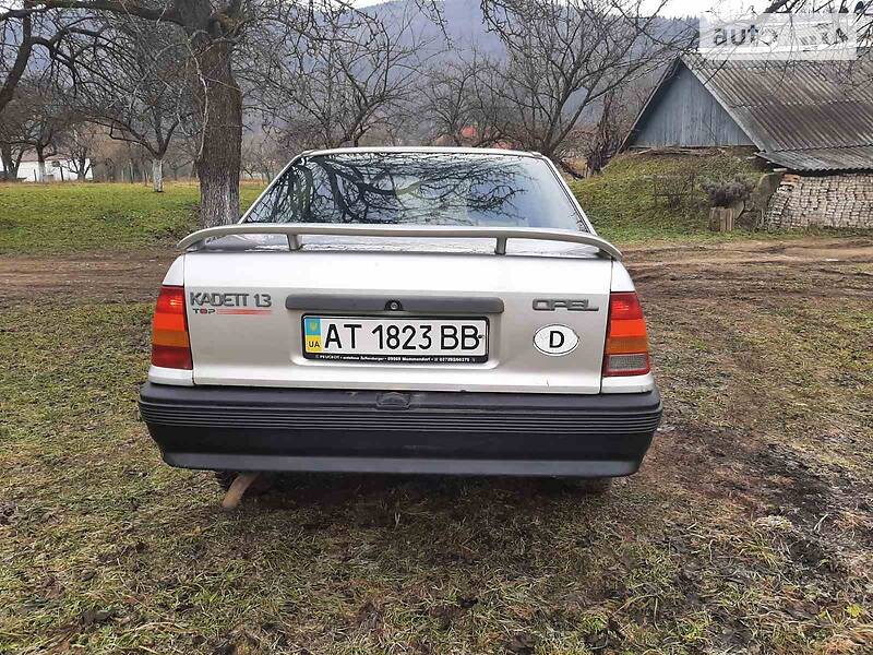 Седан Opel Kadett 1988 в Яремче