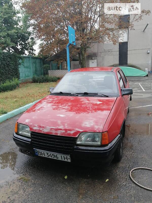 Седан Opel Kadett 1986 в Южном