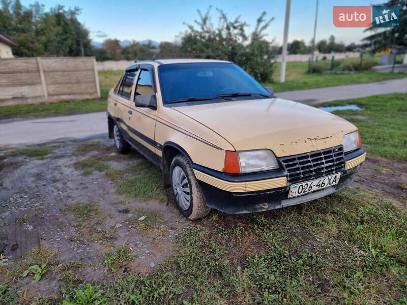 Седан Opel Kadett 1986 в Харькове