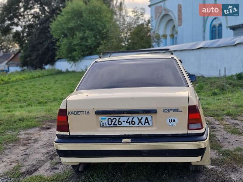Седан Opel Kadett 1986 в Харькове