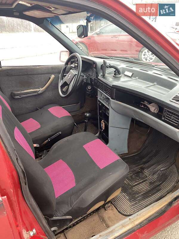 Хэтчбек Opel Kadett 1986 в Кривом Роге