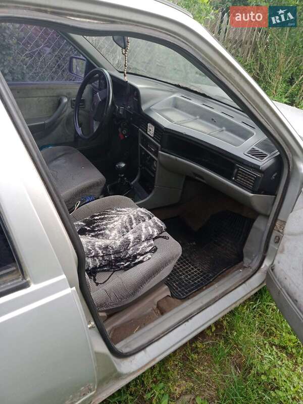 Седан Opel Kadett 1988 в Мостиській