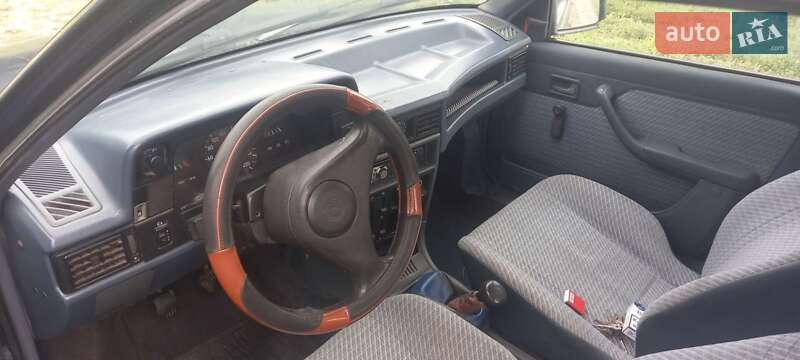 Седан Opel Kadett 1991 в Староконстантинове