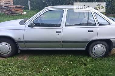 Седан Opel Kadett 1986 в Сторожинце