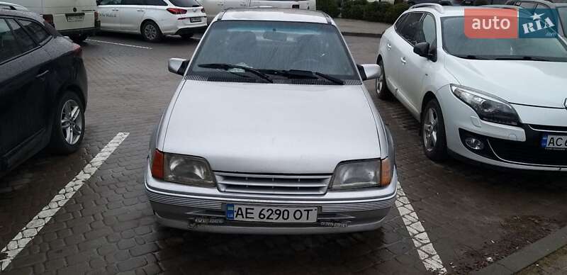 Хэтчбек Opel Kadett 1988 в Ковеле