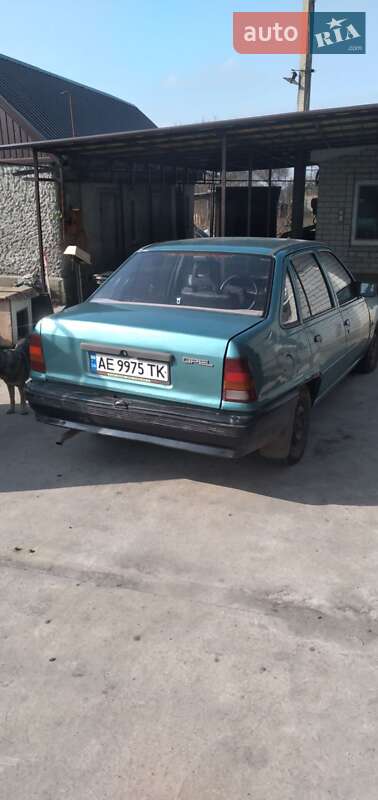 Седан Opel Kadett 1988 в Дніпрі