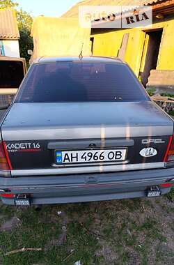 Седан Opel Kadett 1988 в Казатине