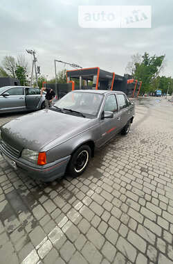 Седан Opel Kadett 1988 в Харькове