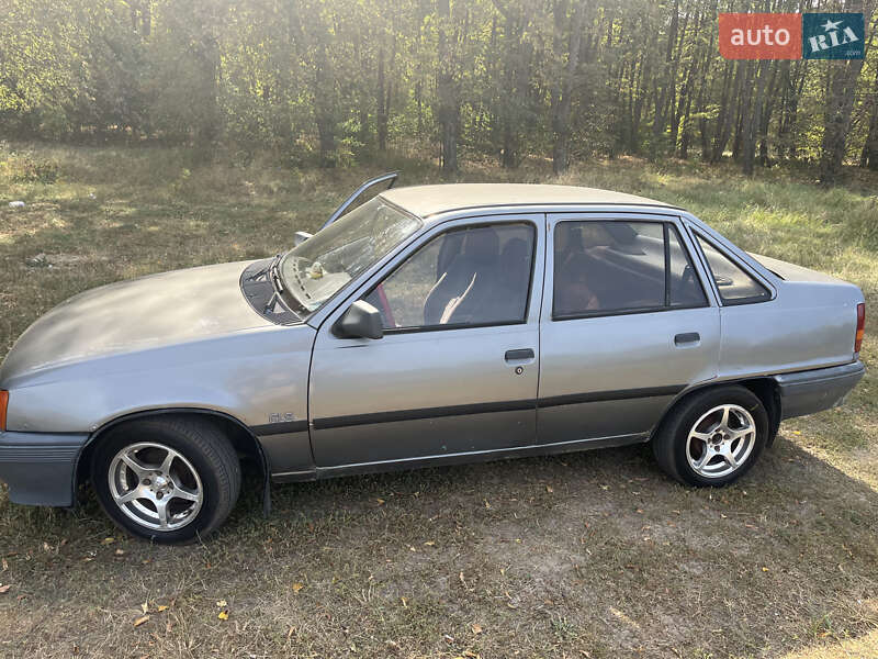Седан Opel Kadett 1987 в Малине