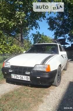 Седан Opel Kadett 1986 в Косове