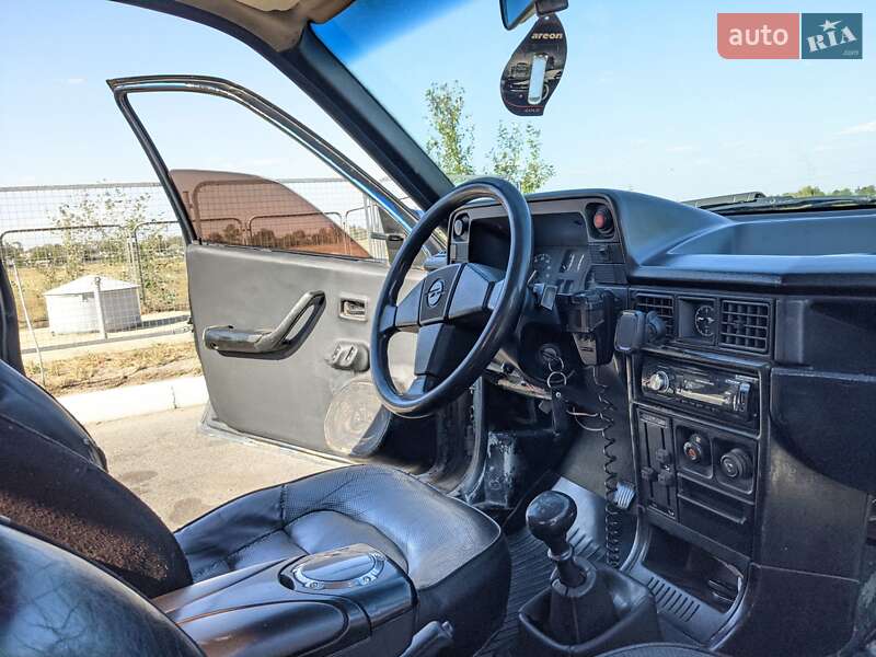 Седан Opel Kadett 1988 в Надворной