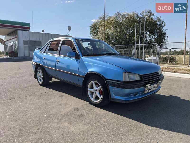 Седан Opel Kadett 1988 в Надворной
