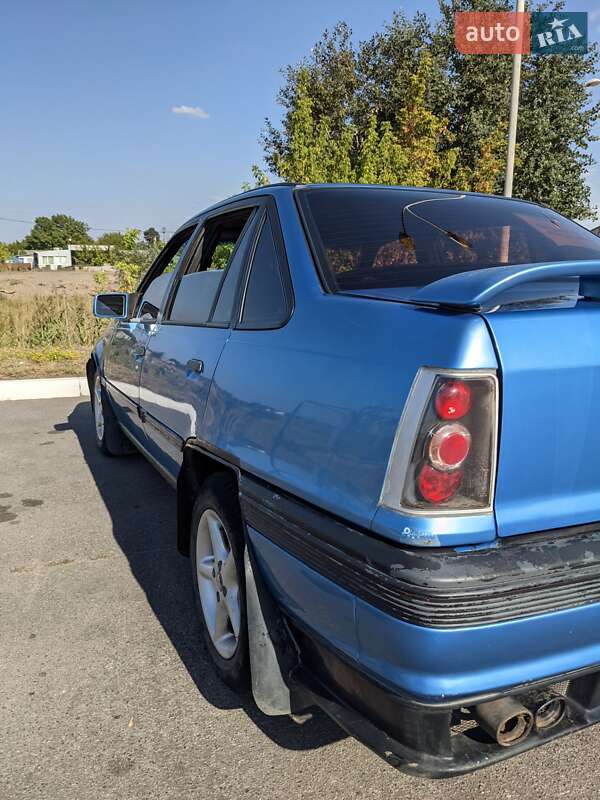 Седан Opel Kadett 1988 в Надворной