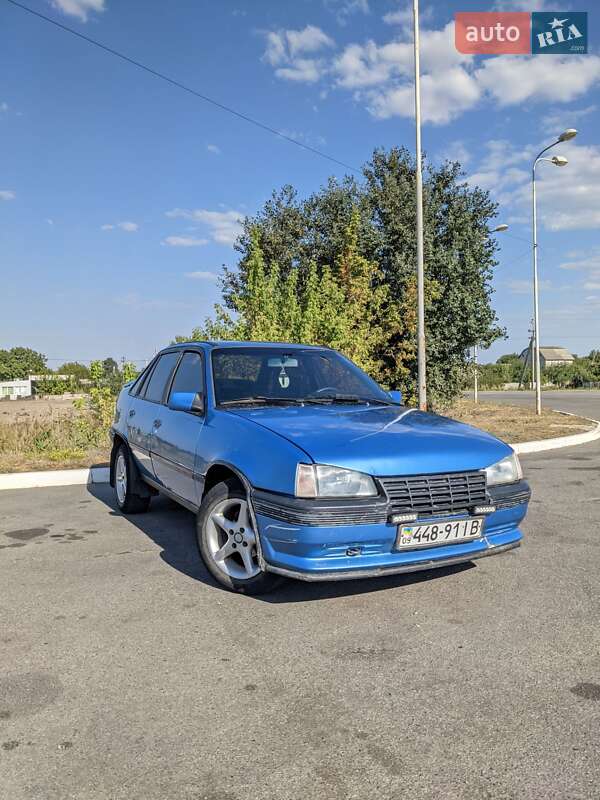 Седан Opel Kadett 1988 в Надворной