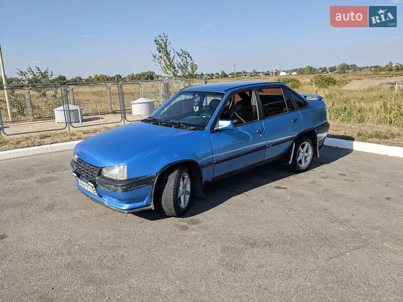 Седан Opel Kadett 1988 в Надворной