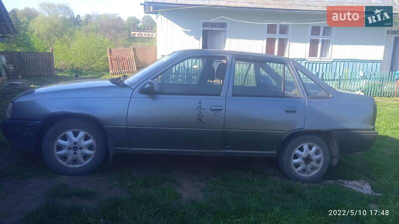 Седан Opel Kadett 1988 в Гвоздеце