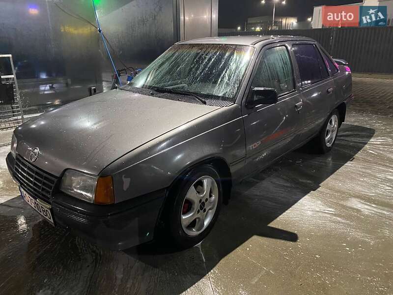Седан Opel Kadett 1988 в Ракошине