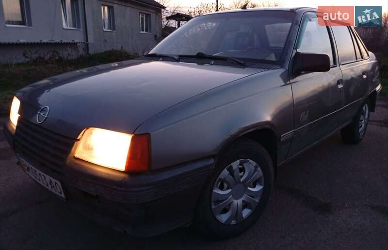 Седан Opel Kadett 1988 в Сумах