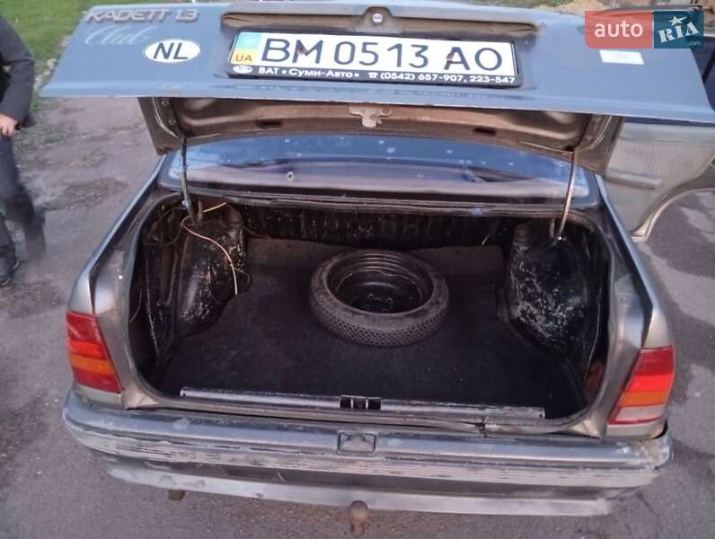Седан Opel Kadett 1988 в Сумах